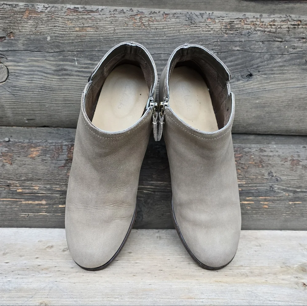 Clarks Maypearl Ramie Coastal Cowgirl Nubuck Leather Comfort Bootie 7M